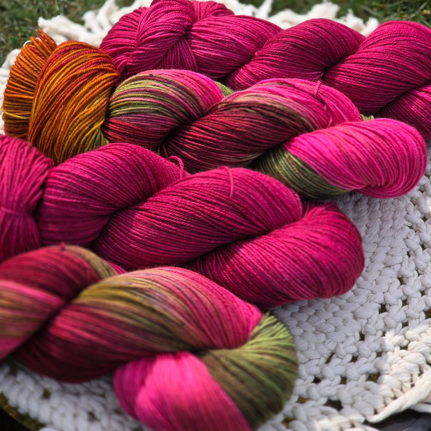 🌺 Berrywine – Hand - Dyed Luxury Sock Yarn | 70% Superwash Merino / 30% Nylon | Fingering Weight | 100g / 400m hand dyed yarn by A Splash Of Fiber — artisan fiber and handmade creations